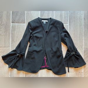 Peter Nygard beautifully styled women’s blazer/suit jacket.